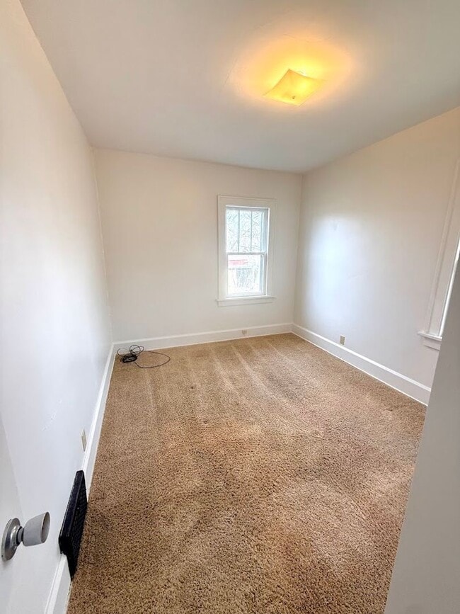 Building Photo - Two bedroom one bathroom home for rent