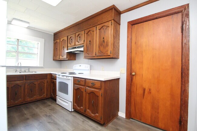 Building Photo - Molino 2/1 Cottage with Hardwood Floors, S...