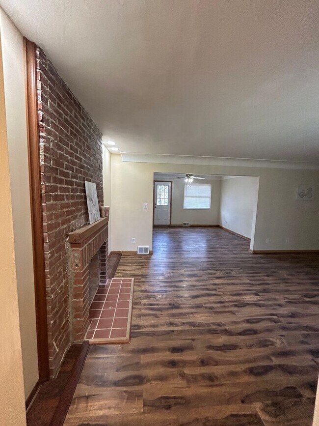 Building Photo - Brick Ranch for Rent in Highland  HTS close to the freeway