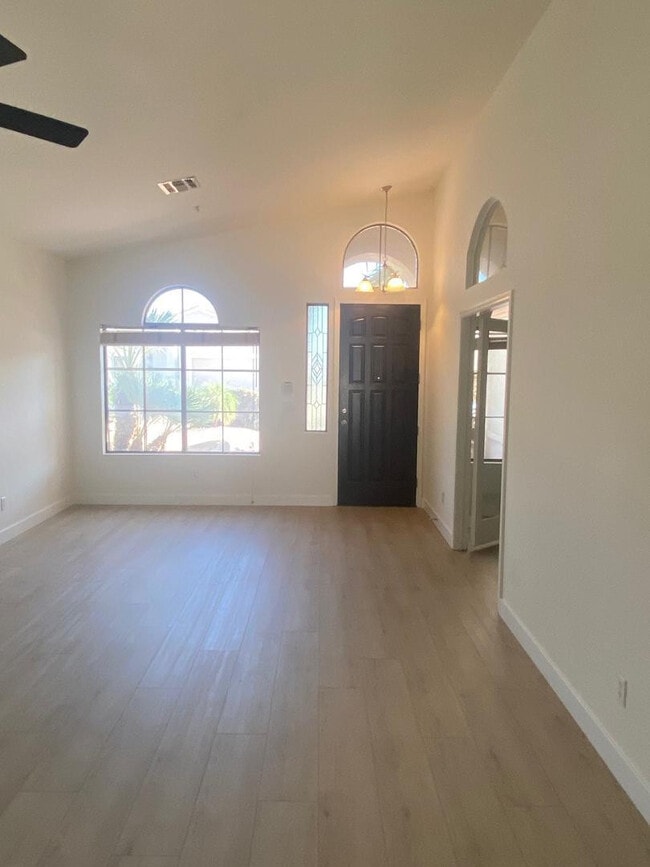 Building Photo - 8122 E Theresa Dr