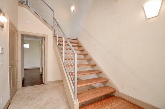 Building Photo - 5311 Lillian St
