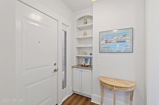 Building Photo - 2537 St James Dr SE
