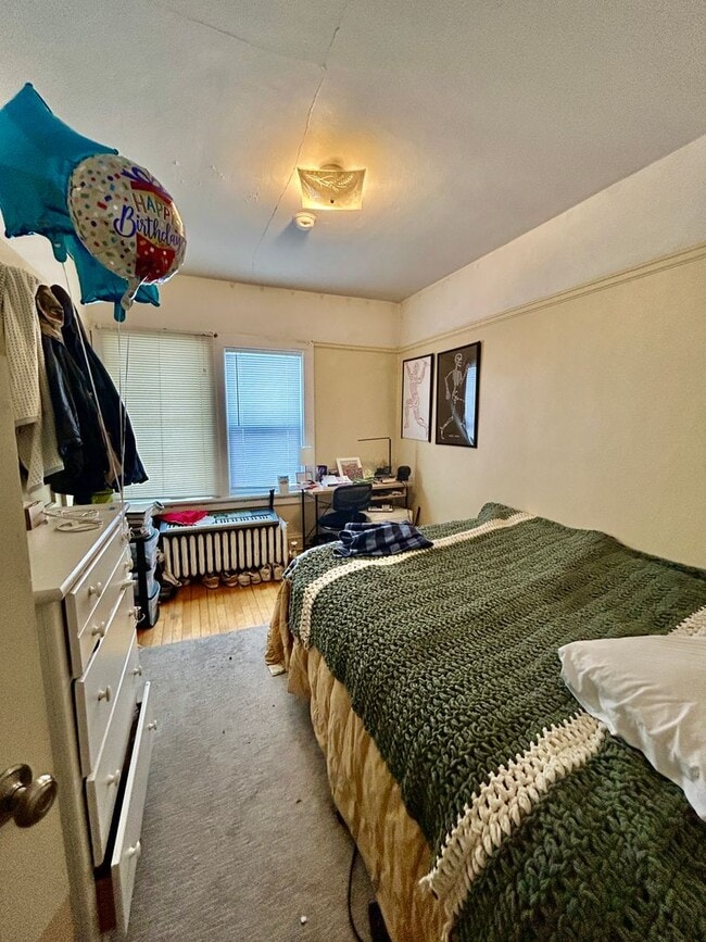 Building Photo - AVAILABLE JUNE 1ST -  Huge 6 Bed 2.5 Bath Home Close to campus!