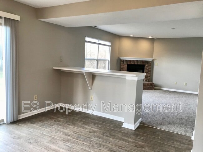 Building Photo - 5390 Lakeside Manor Dr