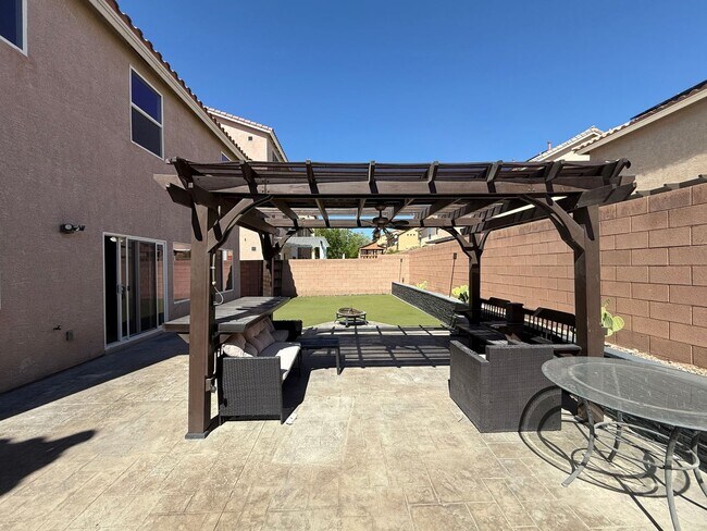 Building Photo - Great 5 bedroom home with RV Parking! Loca...