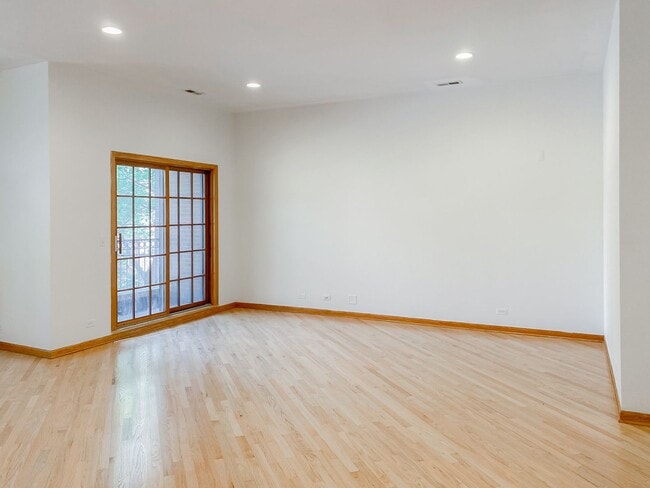 Building Photo - 3338 N Sheffield Ave