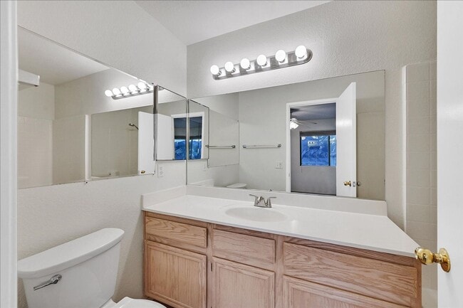 Building Photo - 2 Bedroom, 2 1/2 bath Townhome