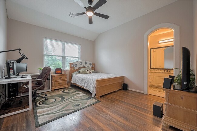 Building Photo - 11826 Legend Manor Dr