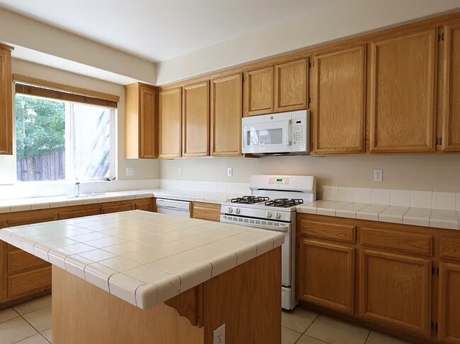 Building Photo - New Renovation* Prestigious Spacious 4 Bedroom