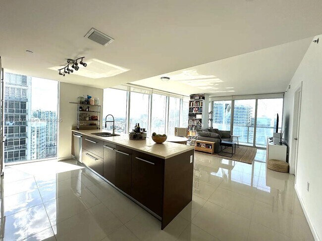Building Photo - 475 Brickell Ave