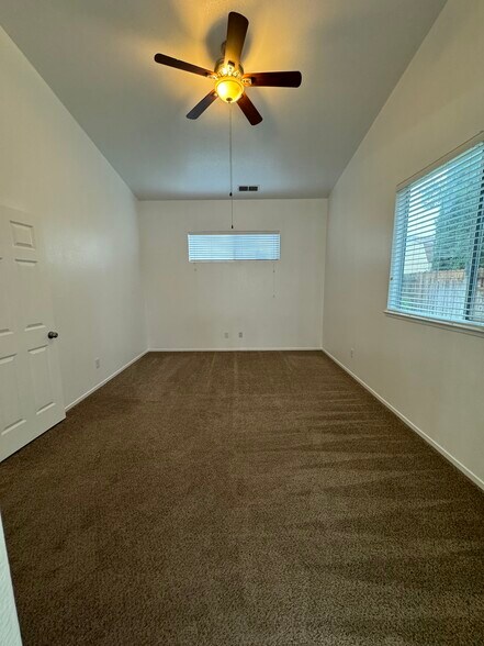 Building Photo - 905 Sapphire Cir