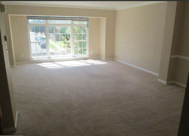 Building Photo - Beautiful 3 Bed 2 Bath 2 Half Bath Brick T...