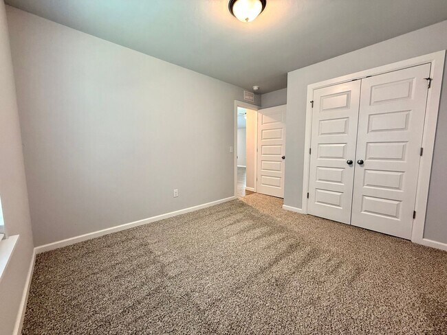 Building Photo - **Gorgeous Newer Build! 3 Bed 2 Bath**