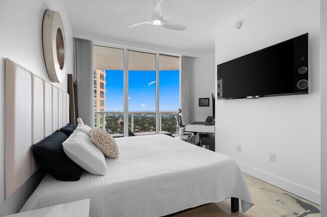 Building Photo - 347 N New River Dr E