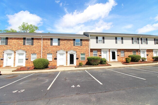 Building Photo - Renovated 2 bedroom Townhome in Belmont!