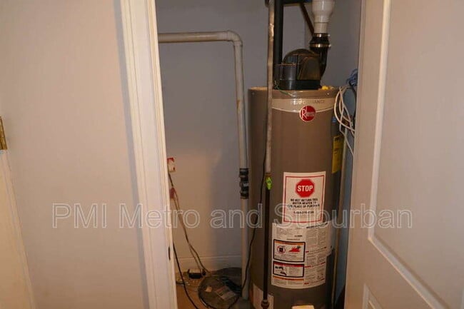 Building Photo - 1832 Dodge Ave