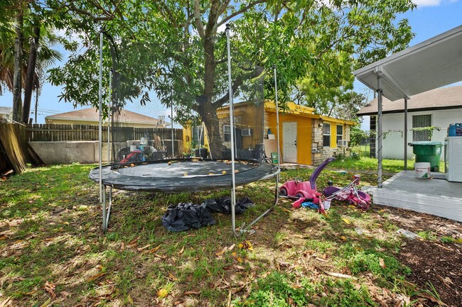 Building Photo - Charming 3-Bedroom Home in Miami - Comfortable Living in a Prime Location