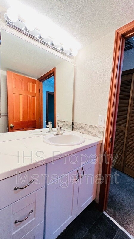 Building Photo - 1613 S Palouse Pl