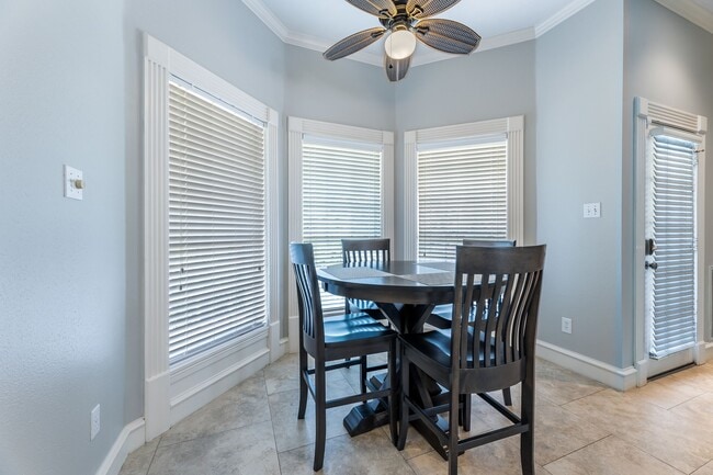 Building Photo - 10 Acorn Cluster Ct