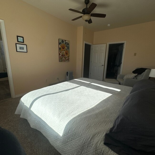 Building Photo - Spacious  3 bedroom 2.5 bathroom townhouse