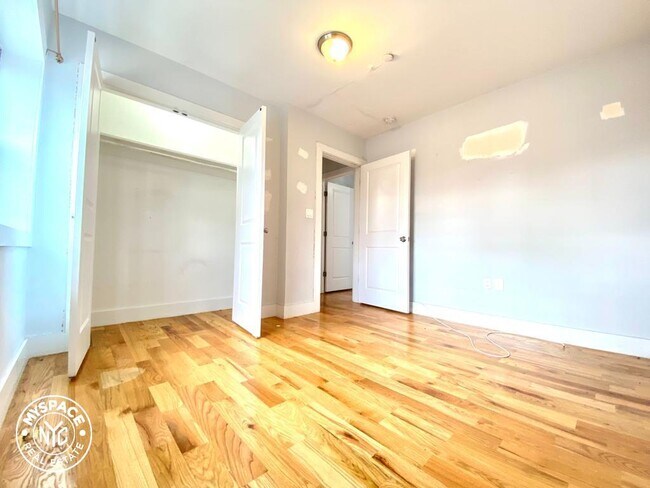Building Photo - 938 Tilden St