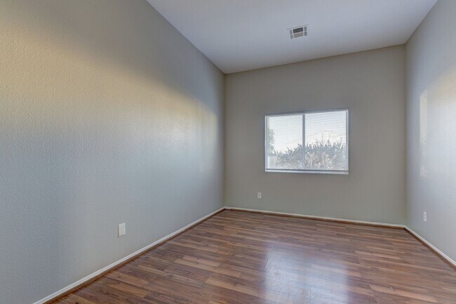 Building Photo - Welcome to this beautifully maintained sin...