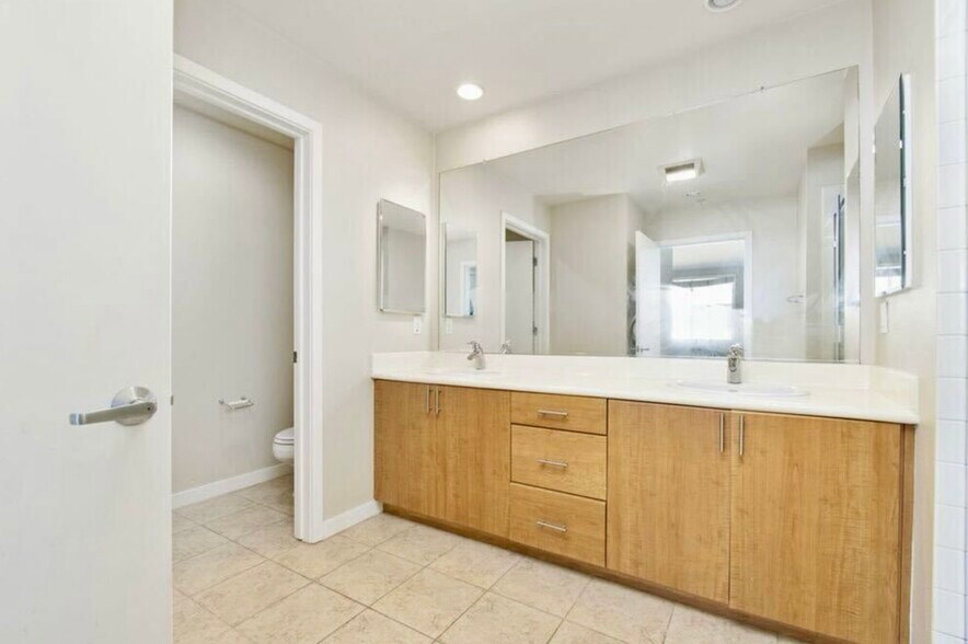 Primary Bathroom - 3090 Glascock St