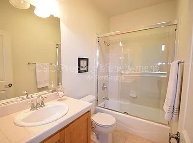 Building Photo - 2527 N Village Dr