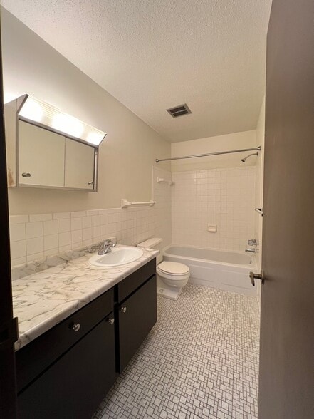 Building Photo - The Dubliner