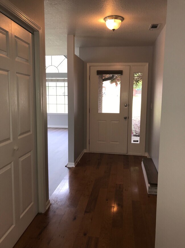 Building Photo - 2010 S Elm St