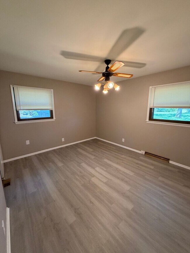 Building Photo - 3 Bed/1 Bath Home with Garage Parking!!