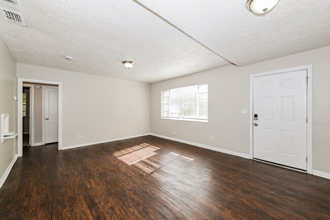 Building Photo - 3041 Detroit Cir N