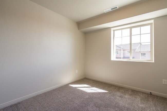 Building Photo - 3 Bedroom Townhome in Prime Washington Com...