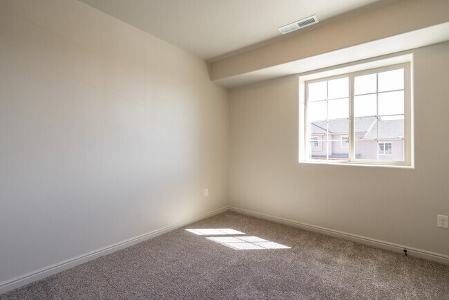 Building Photo - Comfortable Townhome Living with Pool Access