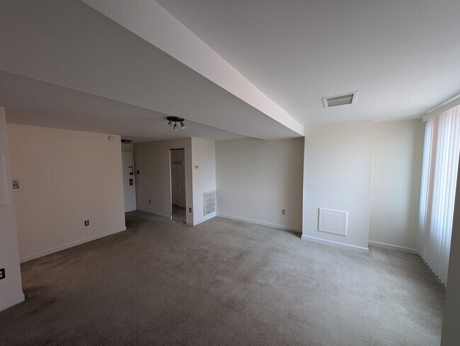 Building Photo - River Place Unit in Rosslyn!