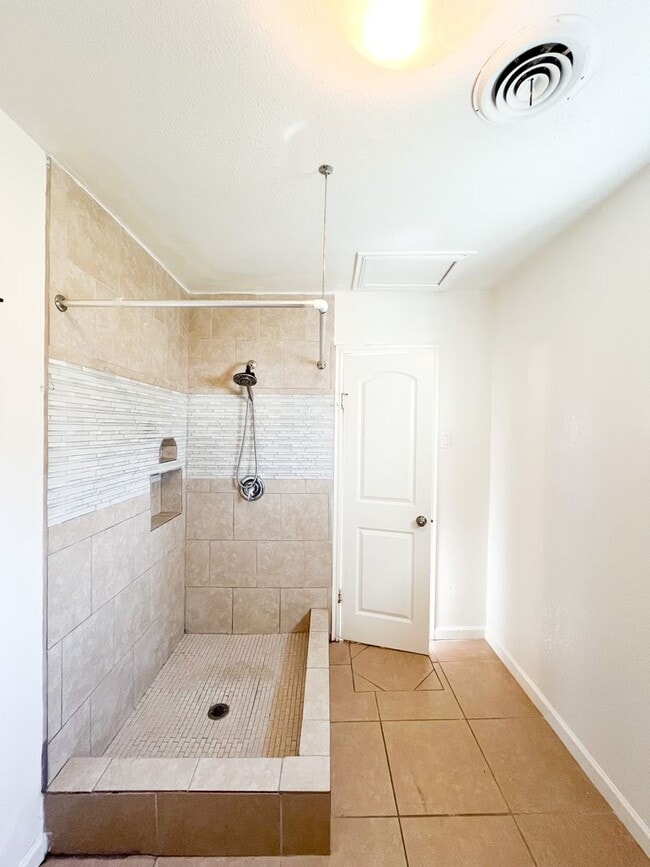 Building Photo - Available NOW!!!! Beautiful 3 bedroom, 2 bath home with covered patio and fenced yard.