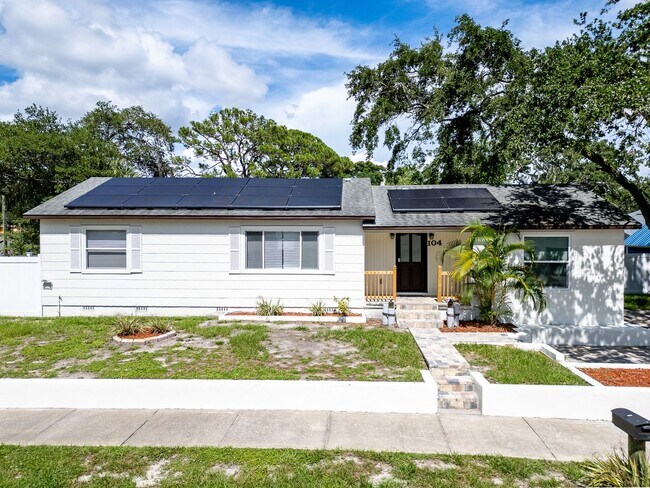 Building Photo - Charming 3BD/2BTH Home with Private Backya...