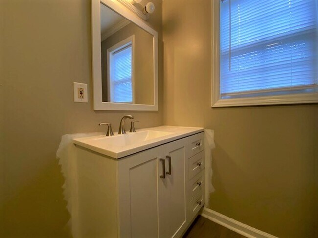 Building Photo - 1/2 MONTH OFF * 2-Bed 1 bath | 5 Minutes to Downtown)