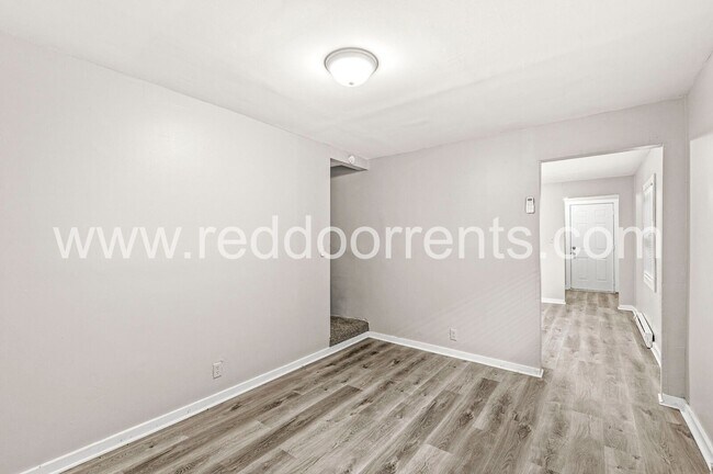 Building Photo - Affordable Comfort & Style Near Downtown I...