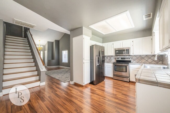 Building Photo - WoodWard Lake Home, 3BR/2.5BA, Built 1986 ...