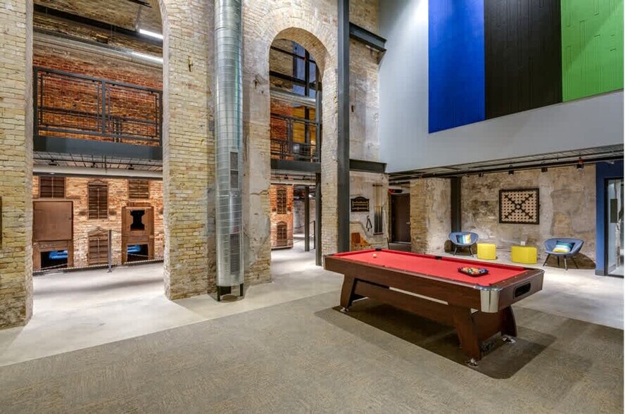 Building Photo - 1009 W Juneau Ave