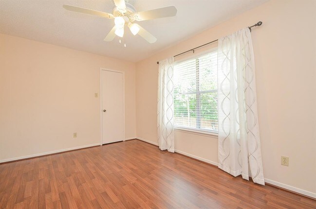 Building Photo - 2209 Bauer Dr