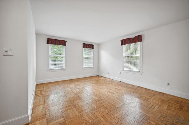 Building Photo - Large, Renovated Apartment Less Than 5 Minute Walk to Cleveland Park Metro!