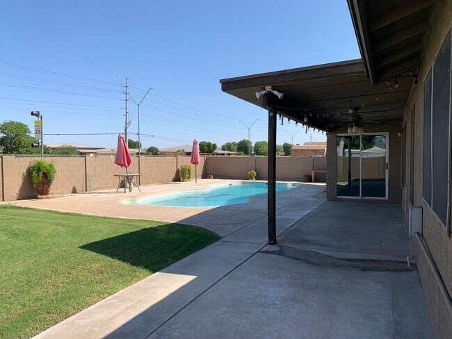 Building Photo - 4 BEDROOM POOL HOME!