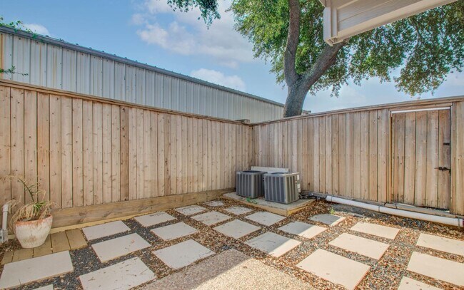 Building Photo - 5807 Beverly Hill St