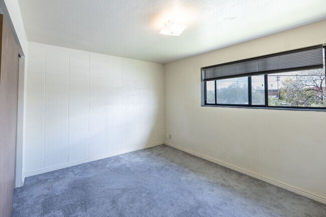 Building Photo - W870IL