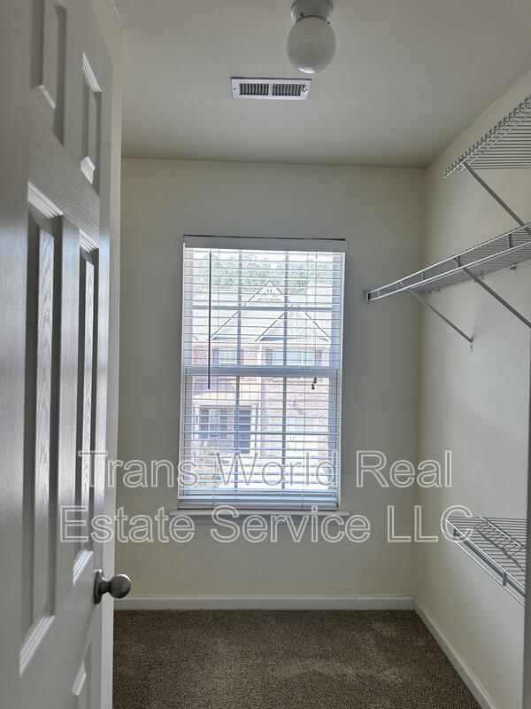 Building Photo - 9821 Alger Trce