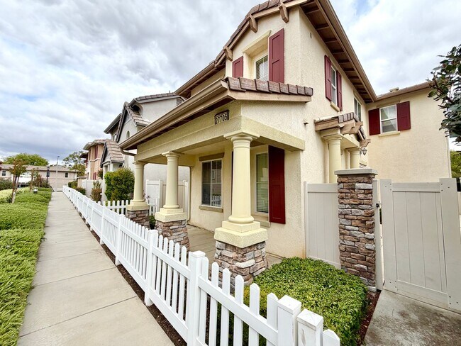Building Photo - Charming 3 Bedroom Bel Flora Home with Private Patio & Amenities