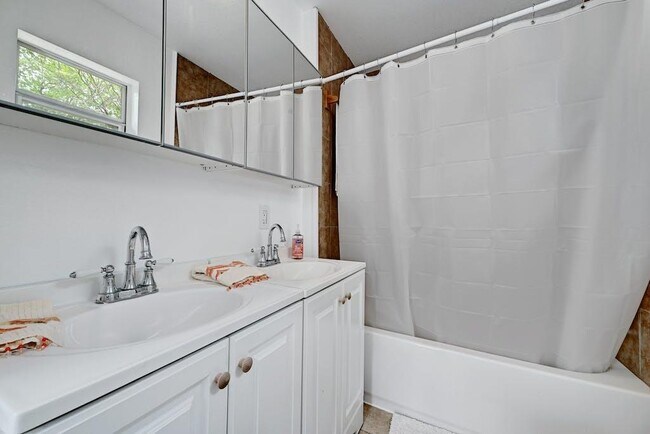 Building Photo - 5313 Martin Ave