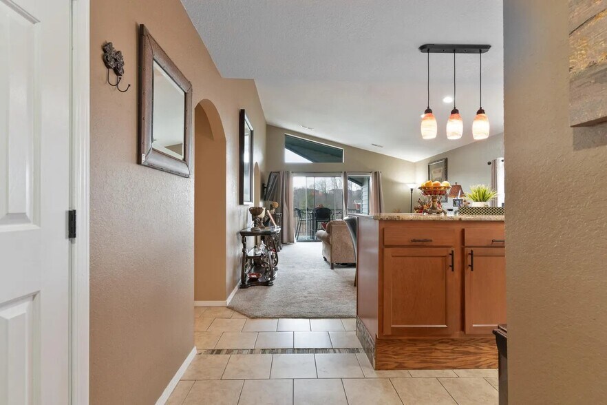 Building Photo - 2700 Green Mountain Dr